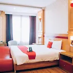 RedDoorz Plus gần Công Viên Cầu Giấy